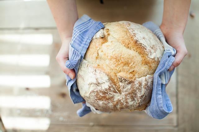 Recept na chleba s avokádem, rajčaty a balkánským sýrem