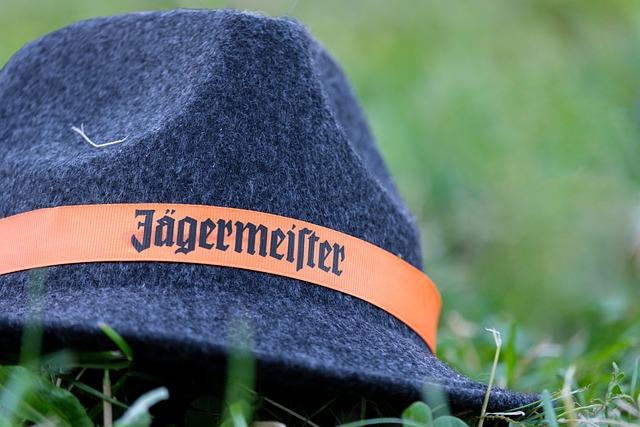 Jak Jagermeister vznikl a jak je vyroben: tajuplný proces, který dodává likéru unikátní chuť